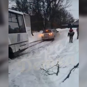 Во Владимирской области водитель вытащил автобус из снежного плена