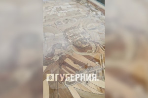 Отец и сын из Суздальского района смастерили деревянный стол для хоккеиста Овечкина