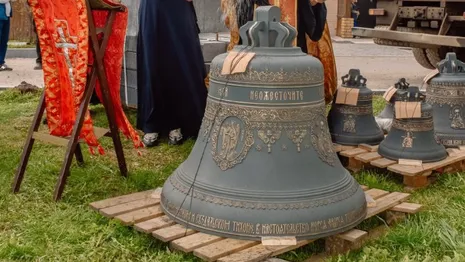 В Суздале на колокольню Никольской церкви подняли новые колокола