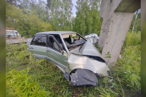 Во Владимирской области легковушка слетела с трассы и врезалась в бетонный столб
