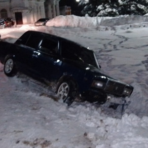 Во Владимире «семерка» улетела в фонтан в парке 850-летия