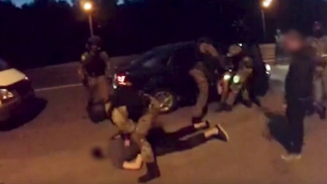 Во Владимире задержали наркокурьеров: момент попал на видео