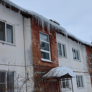 В Суздальском районе крыши 20 многоквартирных домов очистили от снега и наледи