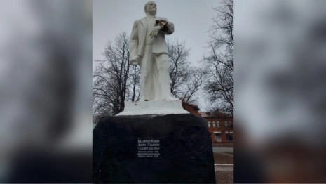 В Вязниках начал разваливаться памятник Ленину