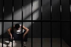 Заключенный во Владимирской области пытался дать взятку надзирателю в 50 тысяч
