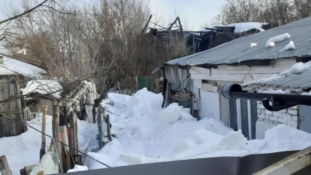 В Коврове снег с крыши завалил выход из частного дома пенсионера
