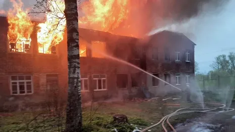 Во Владимирской области мощный пожар охватил нежилой дом
