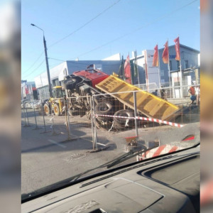 Во Владимире у «Мегаторга» провалился самосвал