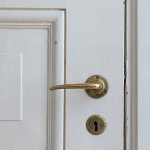 В Коврове спасатели помогли открыть квартиру бабушки