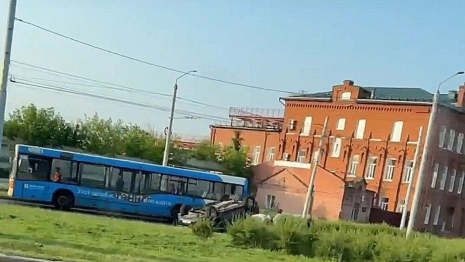 Во Владимире у Молодежного сквера перевернулось авто