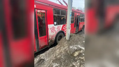 Во Владимире троллейбус высадил пассажиров в сугроб