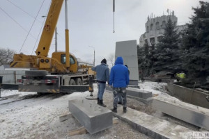 Во Владимире начали монтировать стелу «Город трудовой доблести»