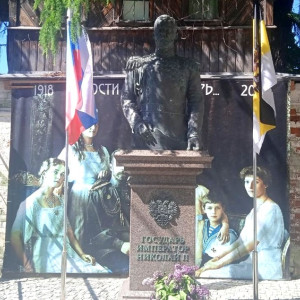 Во Владимире памятник Николаю Второму спрятали за забором