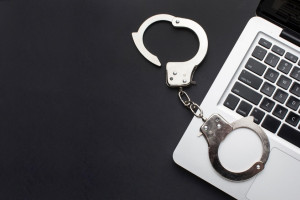 В Коврове спасатели пришли на помощь закованной в наручники девушке