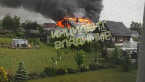 Под Владимиром из-за удара молнии загорелся частный дом