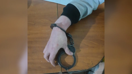 В Коврове мужчина заковал себя наручниками