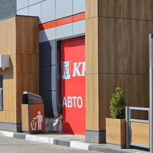 Во Владимире KFC начали восстанавливать после ДТП с иномаркой