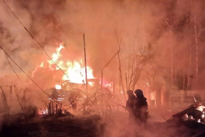 Под Петушками мощный пожар уничтожил дачу и баню