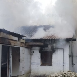 В Судогодском районе мощный пожар охватил кирпичный дом