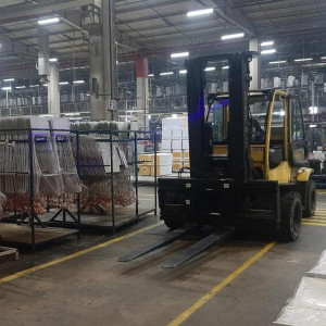 Во Владимирской области водитель погрузчика задавил сотрудницу предприятия