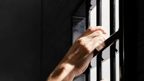 Осужденный из Гусь-Хрустального сбежал из тюремной лечебницы через дырку в заборе
