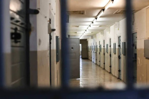 Сломавшего челюсть полицейскому жителя Вязников осудили на год колонии