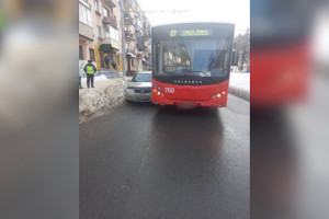 Во Владимире иномарка врезалась в автобус 27-го маршрута