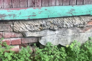 В Александрове жильцов еще на 5 лет оставили в аварийном доме 1800 года