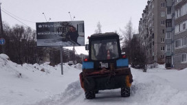 Владимирцев попросили убрать машины с парковки на улице Василисина