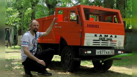 Мастер из Коврова сделал и подарил деревянный КАМАЗ детскому саду