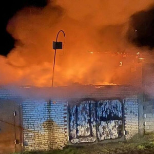 Во Владимирской области в полыхающих гаражах сгорела машина