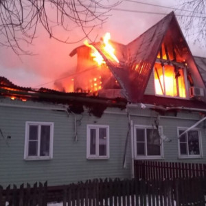 В Киржаче крупный пожар охватил частный дом