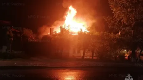 Полыхающий дом в центре Владимира потушили 20 пожарных