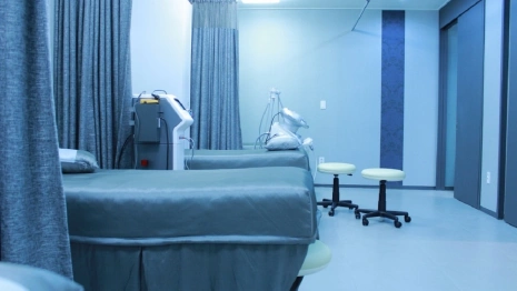 Фигуриста Костомарова решили оставить в реанимации еще на 3 месяца