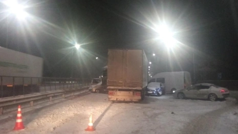 Мертвая пробка под Покровом выросла из-за ДТП с 7 машинами