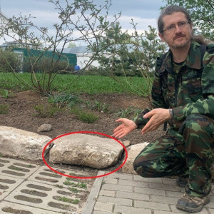 Древний артефакт с клумбы Боголюбовского монастыря забрали музейщики