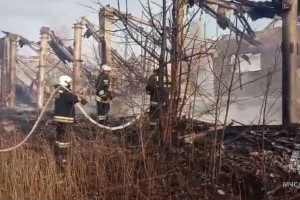 В поселке под Петушками мощный пожар охватил заброшенный дом