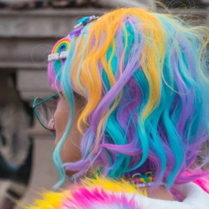 «Синие волосы и кольцо в носу». Владимирцы сообщили о выгнанной из школы ученице