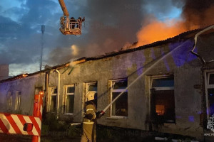 Во Владимирской области пожар на производстве изделий из пластика разошелся на 3400 квадратов