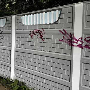 В Коврове вандалы разрисовали забор на Октябрьской