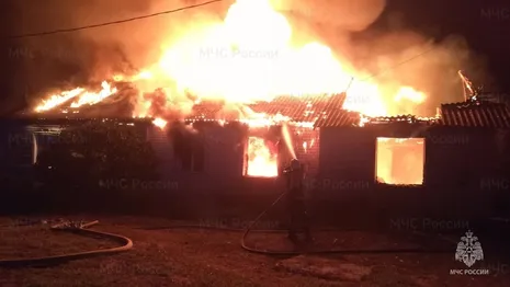 Огонь охватил крышу дома во Владимирской области
