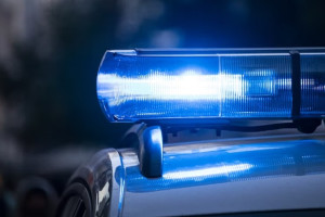 Женщину с антивоенным плакатом задержали на забеге Дедов Морозов во Владимире