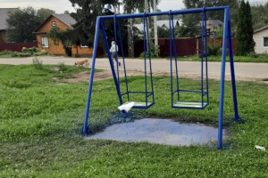В Суздале на улице Крупской нашли опасную детскую площадку