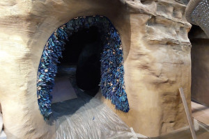 Один из гротов в аквапарке в Суздале украсили тысячами трубочек и бахромой