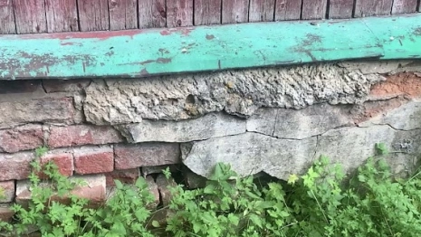 В Александрове жильцов еще на 5 лет оставили в аварийном доме 1800 года