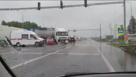 Во Владимирской области легковушку смяло после ДТП с фурой на трассе М-7 Волга