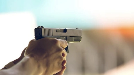 В поселке под Владимиром мужчина выстрелил в полицейского