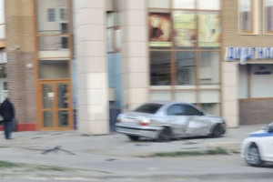 Иномарка врезалась в здание в центре Владимира