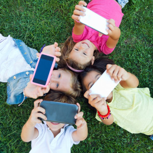 Большинство жителей ЦФО хотят использовать цифровых помощников для защиты детей