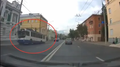 Момент столкновения троллейбуса со столбом попал на видео